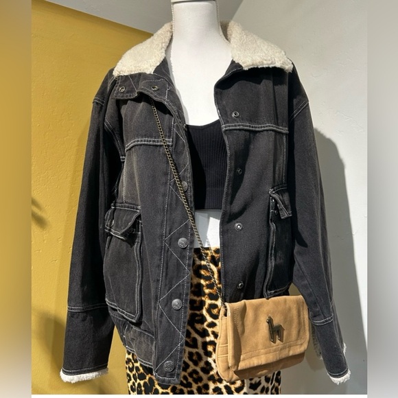 Free People Jackets & Blazers - Free People Ariel Fleece Collar
Denim Trucker Jacket Washed xtra small